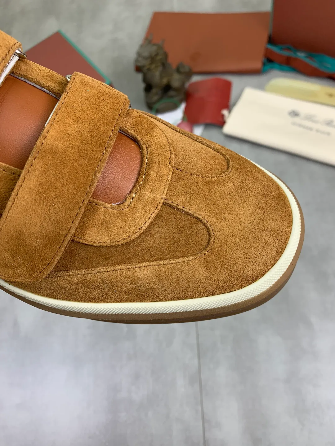 Men's men's shoes 💰P580 New model 💰 The latest casual shoes Loro Piana 💯 Top grade 💯 Buy the original copy 💯 Founded the existing Loro Piana company on April 24, 1924. It is the sixth generation of family operation, providing the best quality products to customers who are discerning about taste and quality. Imported original fly woven fabric with cowhide fabric, plain calfskin lining, hand-stitched thread with cowhide feet, original packaging, high-end outsole, size: 38-45 (custom-made for 46), 5️⃣ colors available